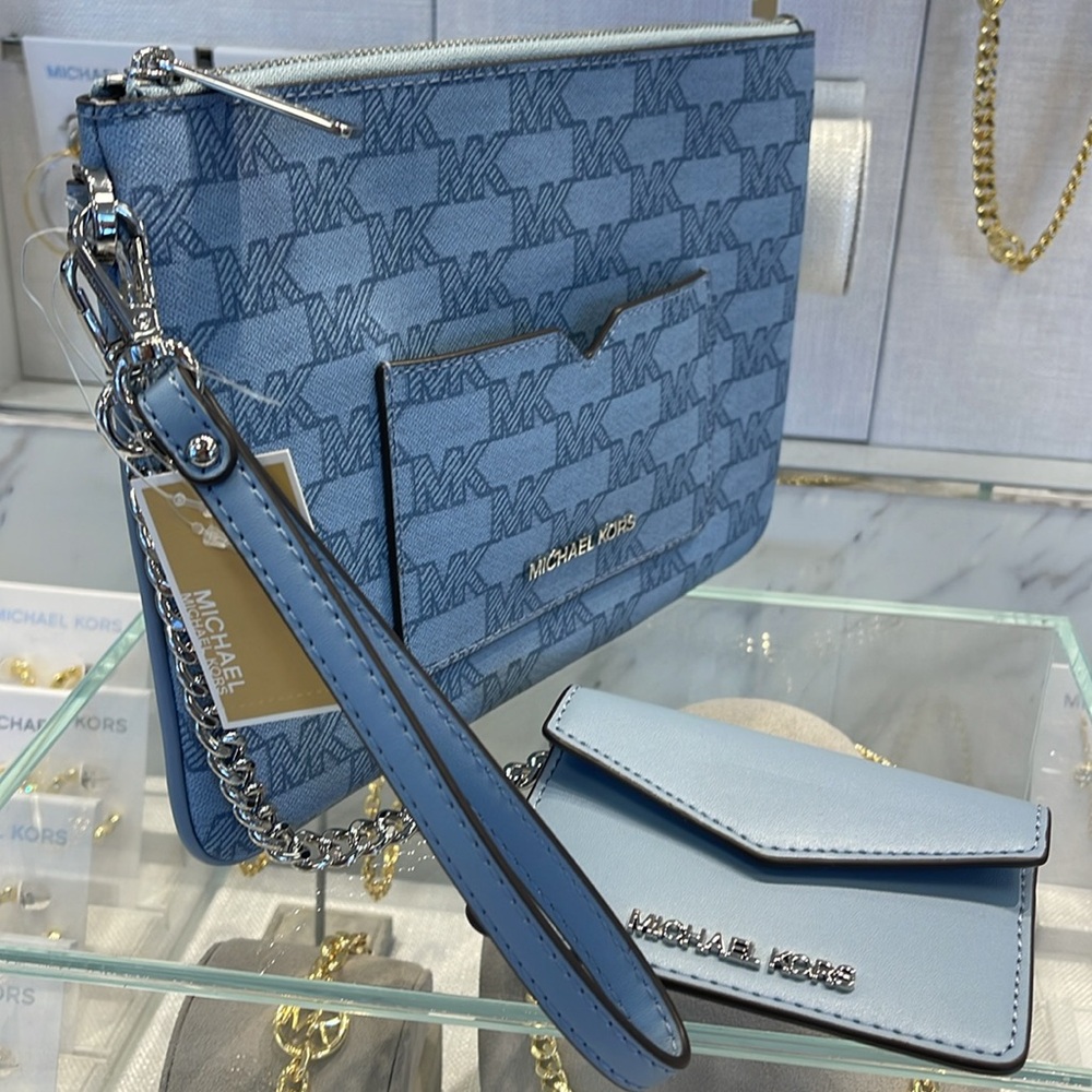 Michae Kors Jet Set Item Large Logo 2-in-1 Central Zip Wristlet
Pale Blue 
NWT - Picture 6 of 16